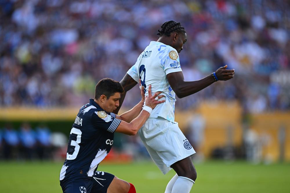 詹姆斯背后传球制造得分机会