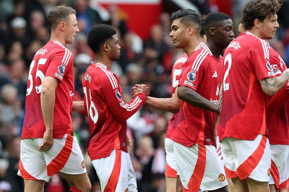 随迈阿密国际夺冠，德保罗赛后剪下主场球网留念